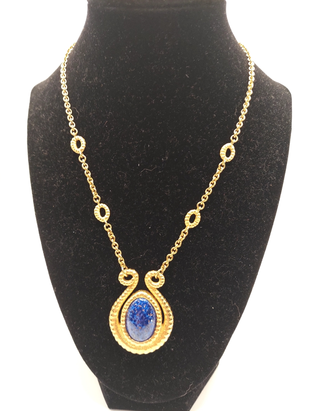 Vintage Style Oval Lapis Lazuil Gemstone Pendant With Gold Tone Chain! VCG!